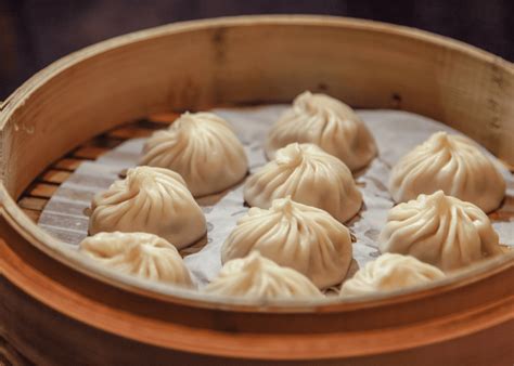   Xiaolongbao - En smakbomb av köttig bris och kryddig ånga!