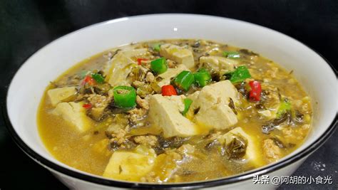  Xinyu Stewed Tofu: Enormt Smaskigt Med Mjuk Tofu och en Djup Smak av Rökta Ingredienser!