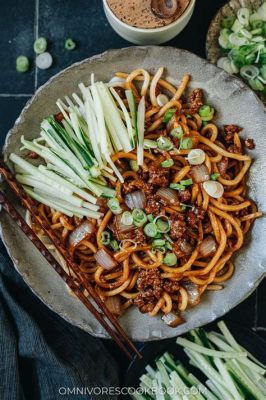  Zha Jiang Mian – En djupdykande resa i smaker av söt och salt med en hint av kryddigt!