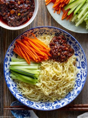  Chengde Zha Jiang Mian: En Smaskig Umami-Explosion Med Silkeslen Noodles och Röd Chili!