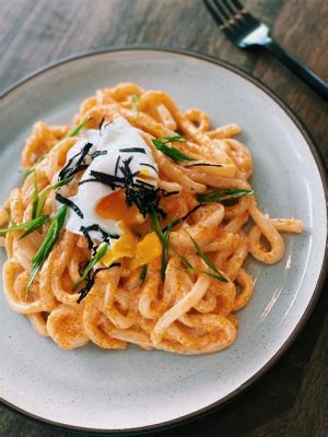  Udon med Skaldjur – En Slät och Krämig Smakbomb av Traditionella Japanska Kryddor!