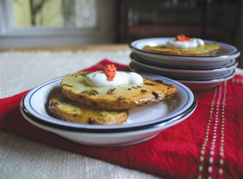  Yukon Gold Potato Cakes: En Crème Fraîche Dröm möter Röstpotatisens Rustika Charmkraft!